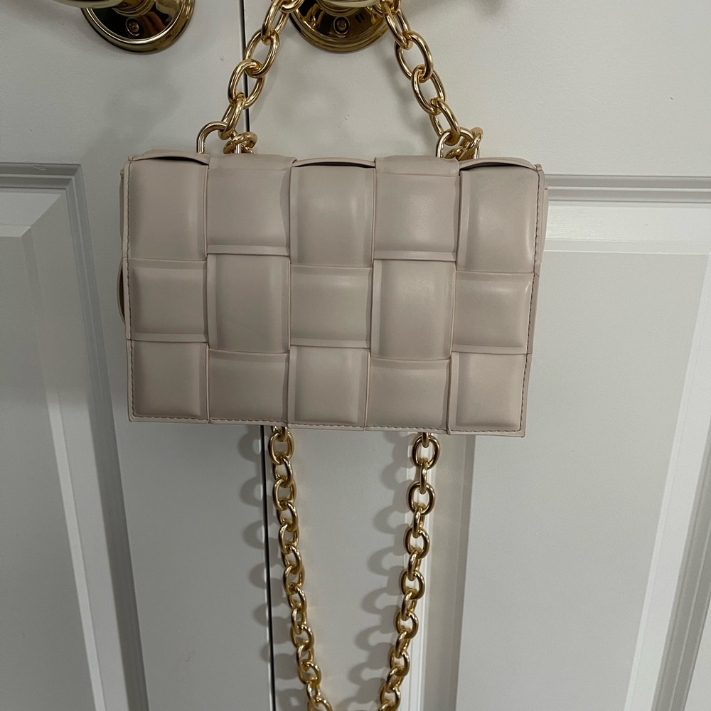 Elegant Cream Woven Bag with Gold Chain